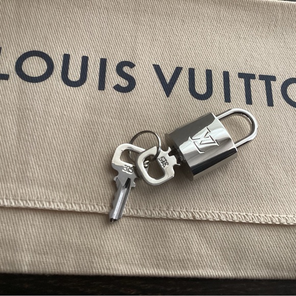 New Louis Vuitton SILVER Lock & 2 Keys No. 315 - Picture 3 of 4
